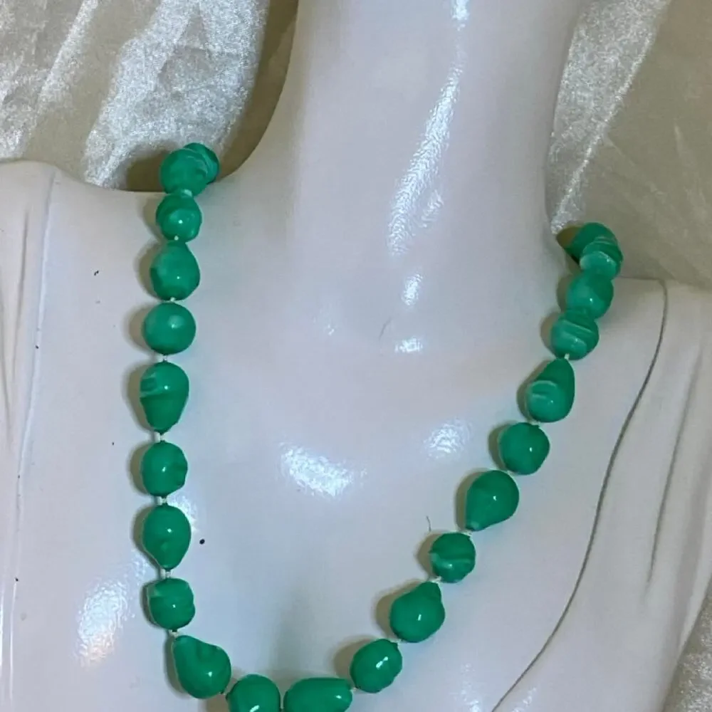Vintage Lucite Turquoise Green Bead Lightweight Swirled Teardrop Beaded Necklace